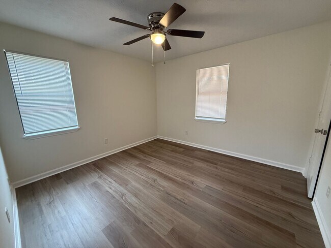 Building Photo - 160/162 W. Paces Dr