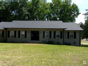 Building Photo - Spacious 2 Bedroom 1 Bath Duplex Minutes t...