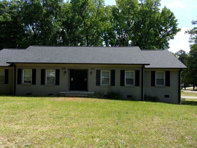 Primary Photo - Spacious 2 Bedroom 1 Bath Duplex Minutes t...