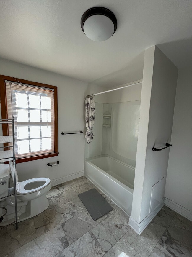 Building Photo - 816 W 9th St