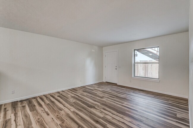 Building Photo - 214 W Maple Ave