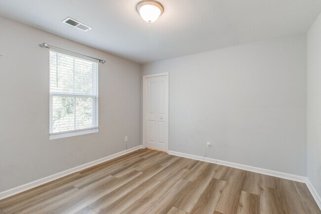 Building Photo - 1108 Lake Village Dr