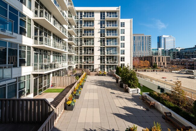 Building Photo - 901 W Madison St