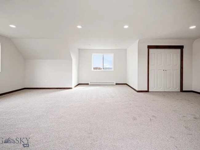 Building Photo - Cute House, Large Yard