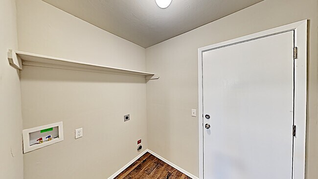 Building Photo - *MOVE IN SPECIAL: 2nd Month's Rent FREE, C...