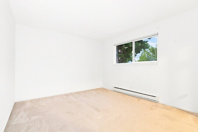 Building Photo - Renton 2 Bedroom in Great Location Available!