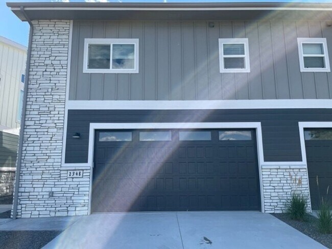 Building Photo - Townhouse For Lease