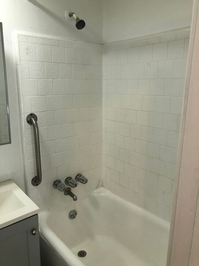 Building Photo - Lower 1 Bedroom Backhouse near Downtown Lo...