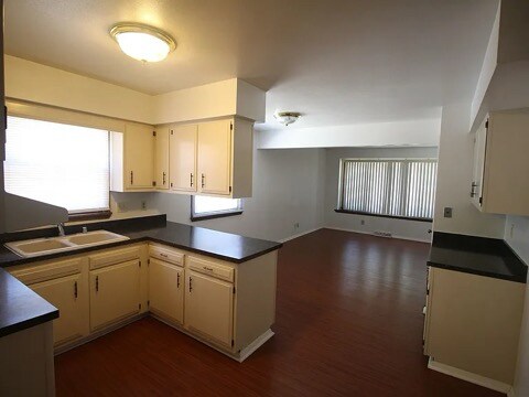 Building Photo - 10723 W Wren Ave