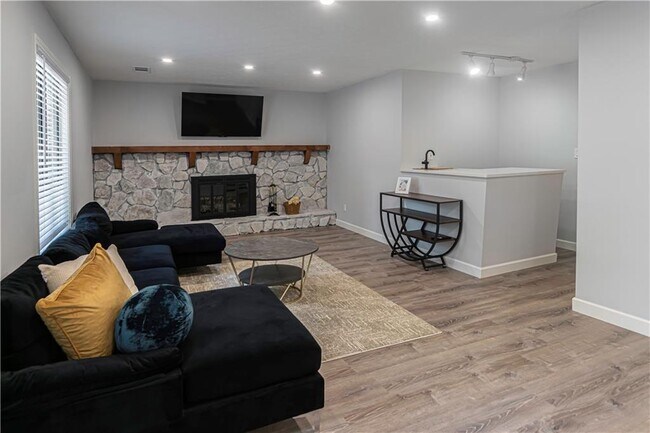 Building Photo - 986 Bramwell Ln