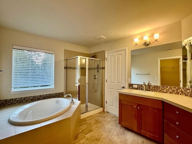 Building Photo - Spacious 5-Bedroom Home for Rent in Kenmore