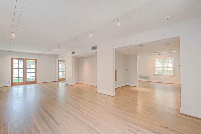 Building Photo - 2346 Dunstan Rd