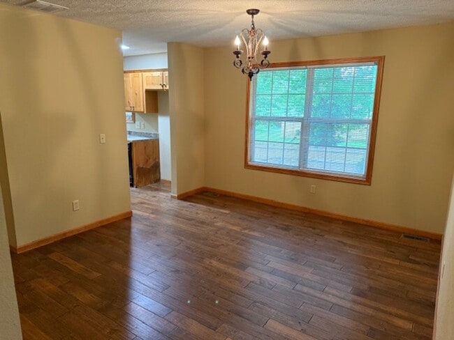 Building Photo - Southeast/Oak Grove Area!