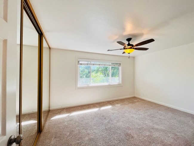 Building Photo - Move-in Ready 2BD/2.5BA Townhome in Westsi...
