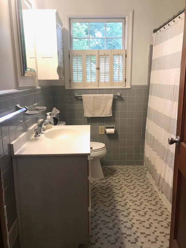 Building Photo - 2165 Collins Dr NW