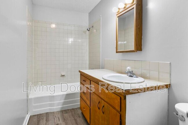 Building Photo - 348 S 5th St