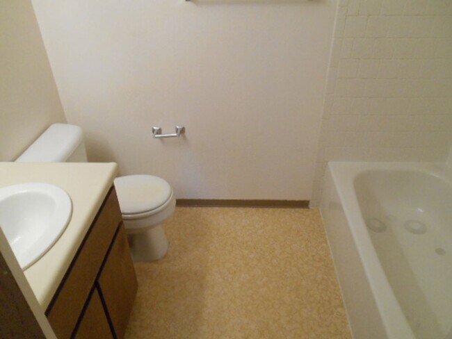 Building Photo - 2 Bed/2 Bath Condo w/Detached 1 Car Garage...