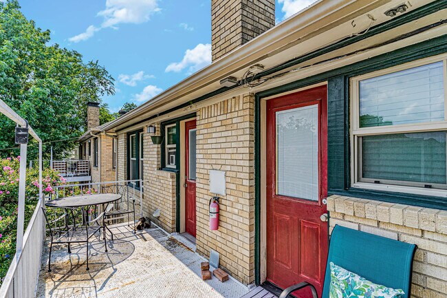 Building Photo - 5930 La Vista Dr