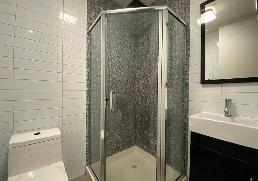 Building Photo - 1076 Greene Ave