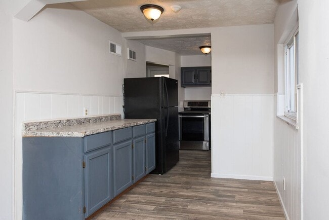 Building Photo - PRICE HILL-NICE 3 BEDROOM 1 BATH RANCH with