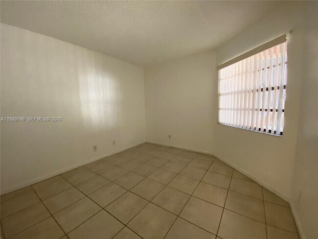 Building Photo - 4033 Lakeside Dr