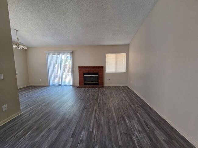 Building Photo - Newly available