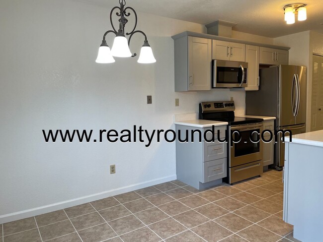 Building Photo - Newly remodeled two bedroom one bath condo...