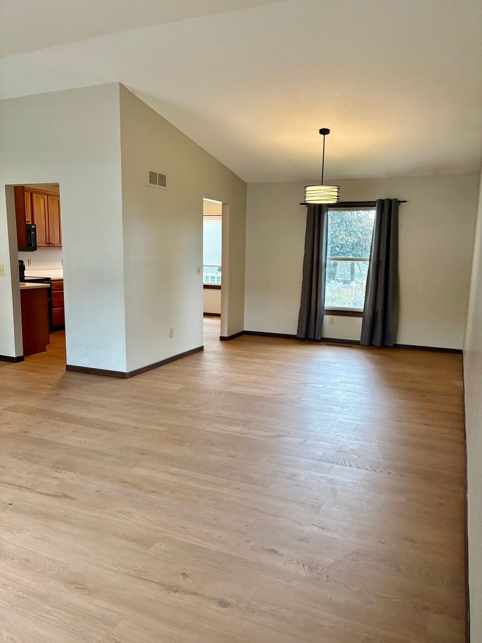 Large Dining Room - 3885 Tam O Shanter Dr N