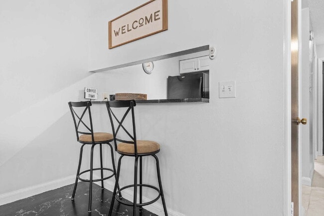 Building Photo - Chic & Cozy 2-Bed, 2-Bath Condo Retreat in Heart of Tampa