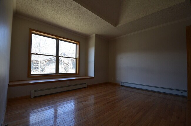 Building Photo - On Bus Route! 2bed/2.5 Bath, Sunny Town House! Fresh paint!
