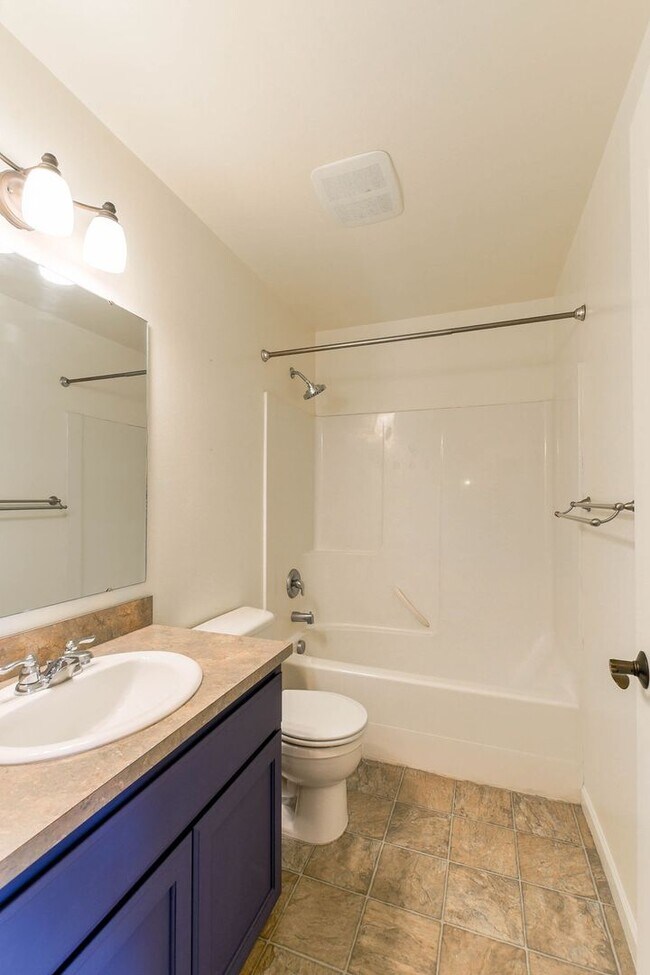 Building Photo - Beautiful 3 bed/2.5 bath single family hom...