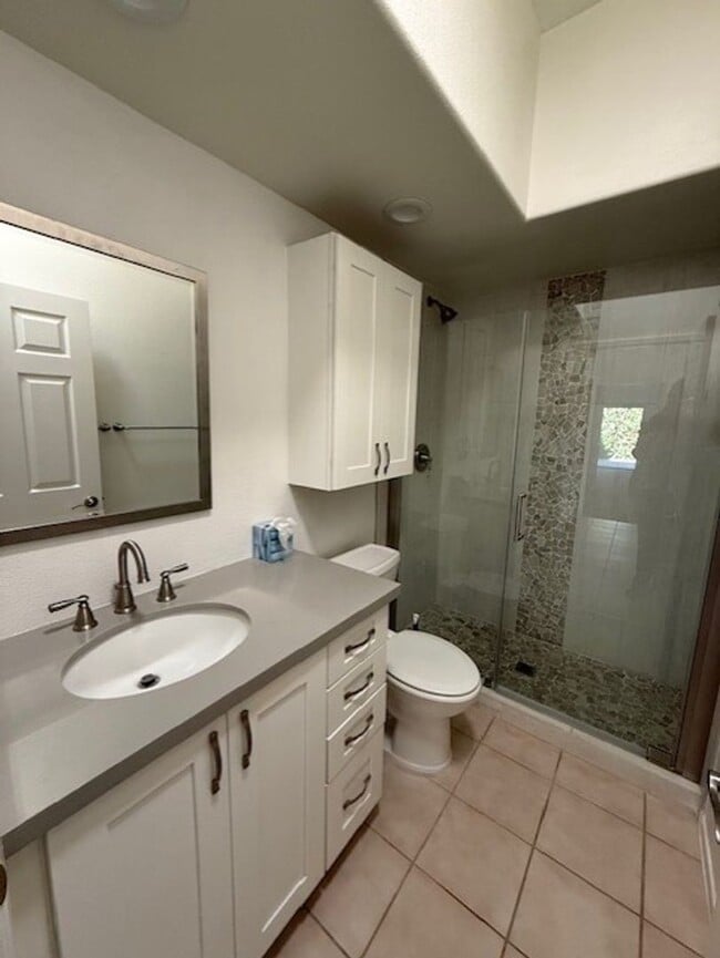 Building Photo - Laguna De La Paz