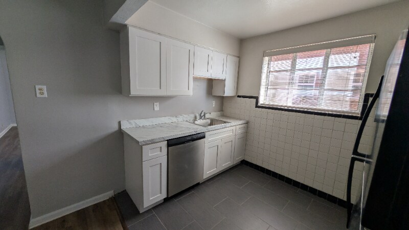 Building Photo - 5825 Sunshine Dr