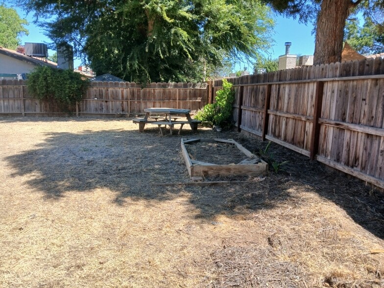 Building Photo - 3816 N Forestiere Ave