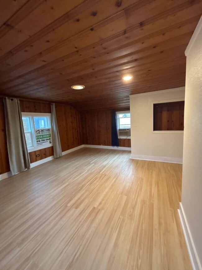 Building Photo - Central Roseville - 1 Bed, 1 Bath - New Flooring & Paint - Large Deck great for Entertaining! No ...