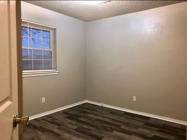 Building Photo - 1203 E Pecan St