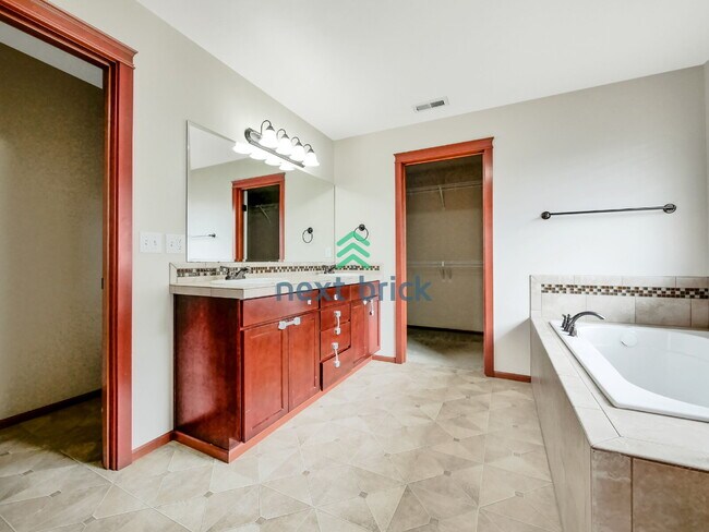 Building Photo - 4 Bed and 3 Bath Lake View Single-family Home is Available for Rent!