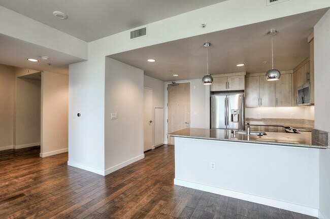 Building Photo - Gorgeous 1 Bedroom Condo with Floor to Cei...