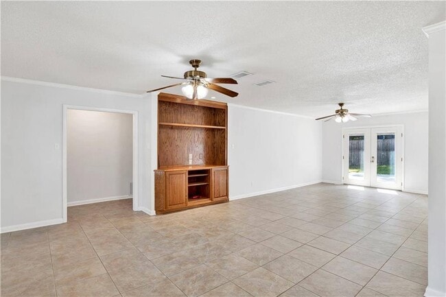 Building Photo - 2704 Woodcliff Dr E