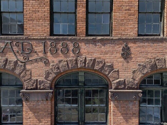 Building Photo - 155 S River St