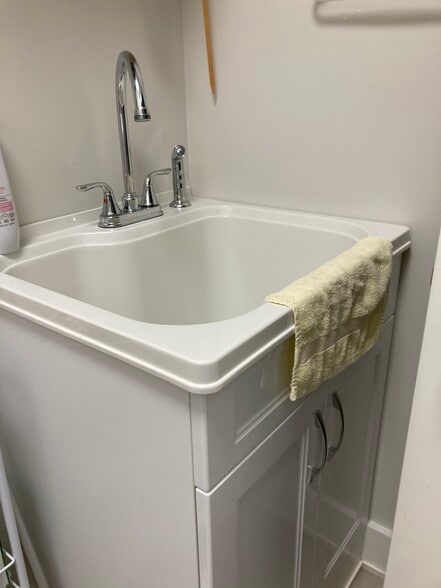 laundry room with laundry tub - 901 Pine Ridge Pkwy NW