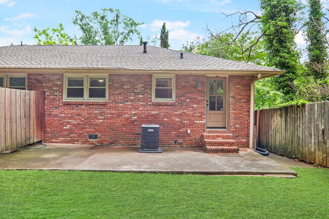 Building Photo - 932 Winburn Dr