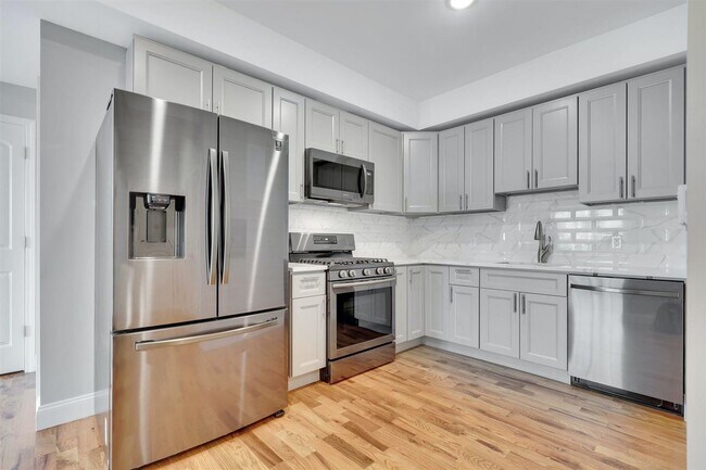 Primary Photo - 725 Sip St