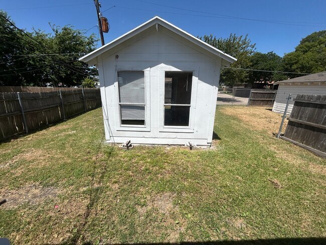 Building Photo - 2309 Meadow Ln
