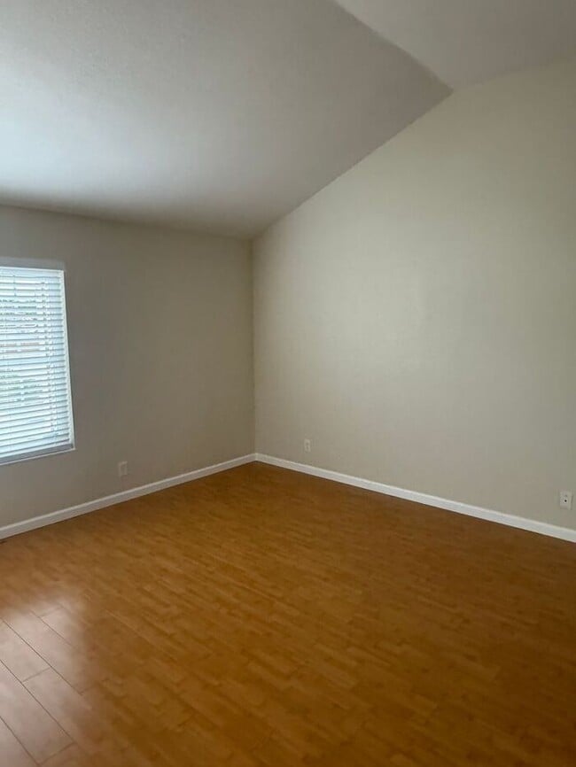 Building Photo - Beautiful Spacious 4-bedroom, 2.5-bathroom...