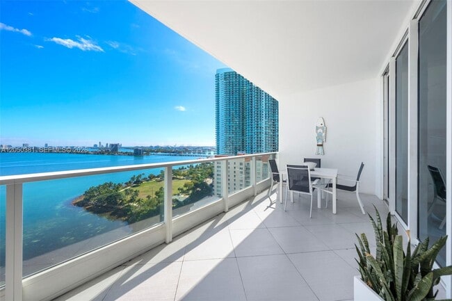 Building Photo - 2020 N Bayshore Dr