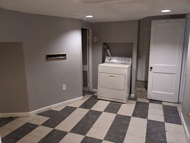 Building Photo - 2 BEDROOM TOWNHOUSE WATER INCLUDED VOUCHERS ACCEPTED