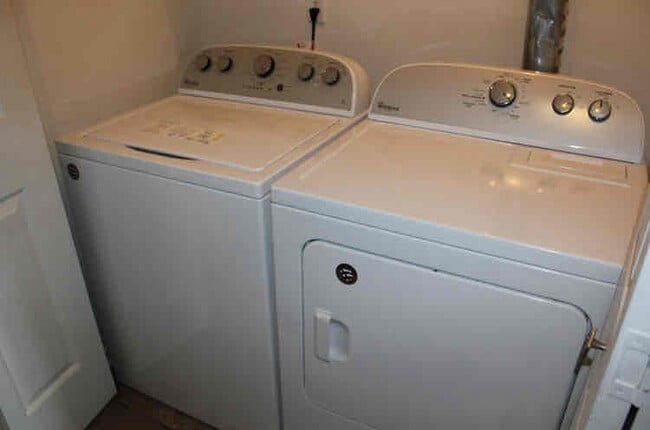 Building Photo - 8259 Golf Ridge Dr