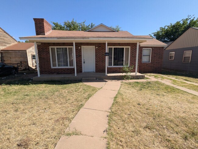 Building Photo - Spacious Updated 3 Bedroom Home