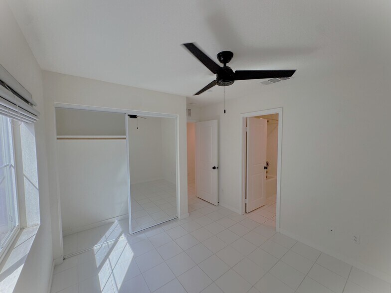 Main floor bedroom w/full bath & closet - 2729 Sunrise Way